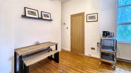 3 bedroom flat to rent - Photo 3