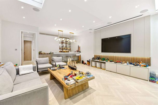 A semi-detached family house with 40 ft garden close to Westbourne Grove - Photo 1