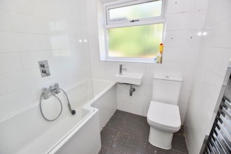 Wyken Croft, Coventry - Refurbished Traditional Mid Terrace - Photo 2