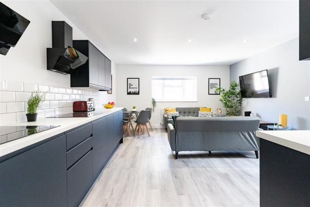 7 bedroom end of terrace house to rent - Photo 1