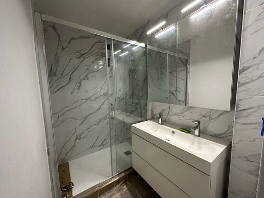 Une chambre avec salle de bain privative - Photo 1