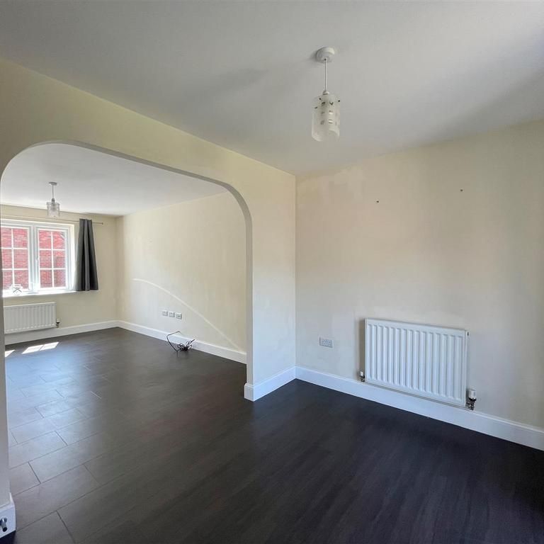 4 bedroom detached house to rent - Photo 1