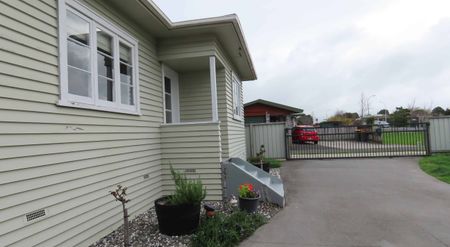 Spacious 3-Bedroom Home - Photo 5