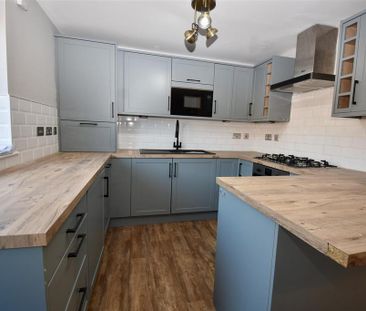 3 bedroom end of terrace house to rent - Photo 5