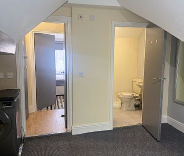 £700 PCM, Furnished One Bedroom Second Floor Flat in Richmond Road,... - Photo 3