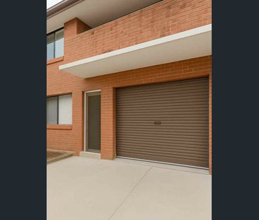 well-maintained 3-bedroom townhouse - Photo 3