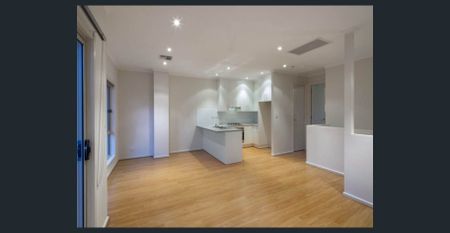 BEAUTIFULLY PRESENTED TOWNHOUSE - Photo 2