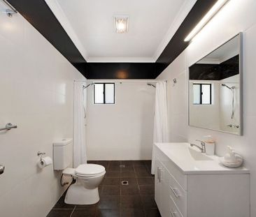 Private residence with large barn shed - Photo 5