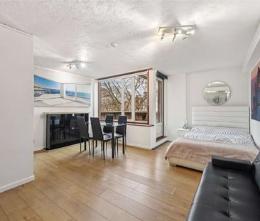 Situated in a secure development near St James's Park, London. This... - Photo 4