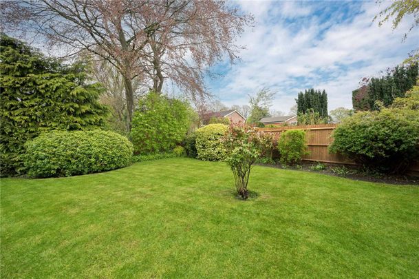 A beautiful five bedroom detached cottage with a separate studio annexe. - Photo 1