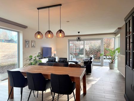 Halfopen woning met 3 slaapkamers, tuin en garage. - Foto 2