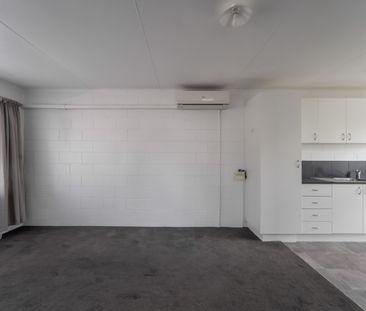 Tidy two bedroom home, close to the hospital - lawns included - Photo 2