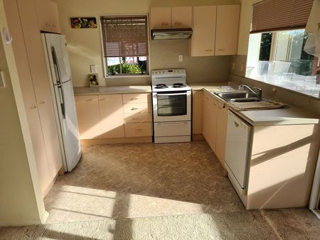 A large Spacious - one bedroom Flat - Semi Furnish - Photo 4