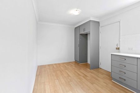 Neat & Tidy Three Bedroom Home - Photo 4