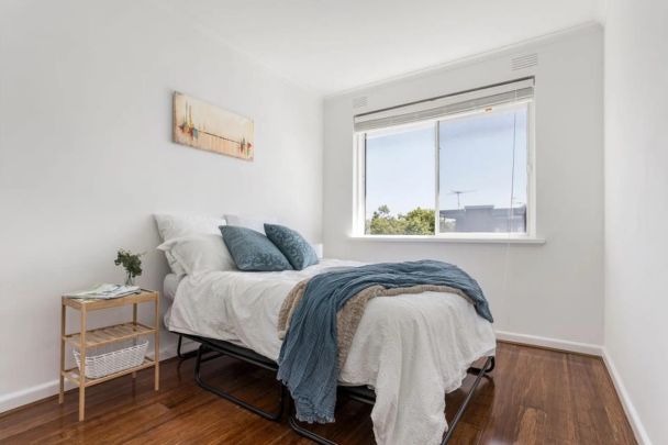 Light-Filled One-Bedroom in a Prime Elwood Location - Photo 1