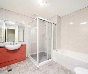 Split Level Marrickville Townhouse in Quiet Location - Photo 4