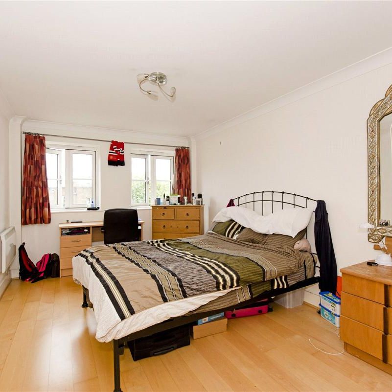 3 bedroom flat in Angel on the Green - Photo 1