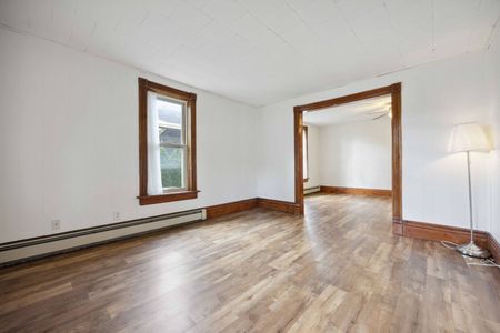 Charming 2-Bedroom Bungalow for Rent in Petrolia - Photo 3