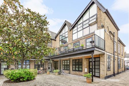 2 bedroom mews to rent - Photo 2