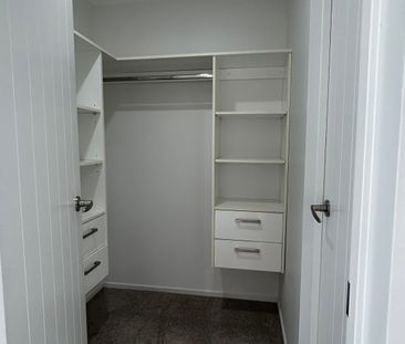 Modern Family Home in Flat Bush - Photo 3