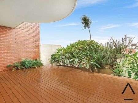 Great 3 Bedroom Townhouse with Own Courtyard Deck - Photo 3