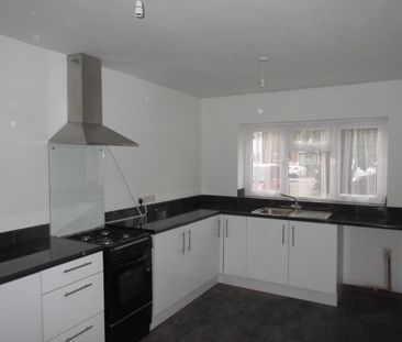 3 Bed Semi-Detached House, Beresford Gardens, TW4 - Photo 4
