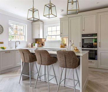 A well presented family in the newly built Berkeley Homes Sunningda... - Photo 5