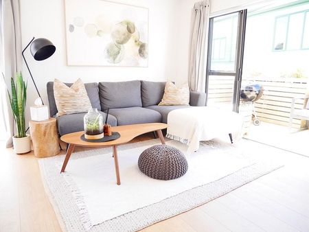 Modern Townhouse With Style - Photo 2