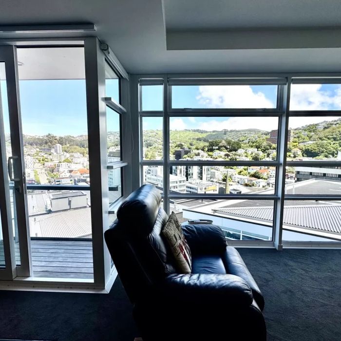 Private, sun-filled apartment above the city - Photo 1