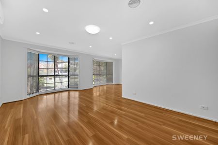 Exceptionally spacious and tastefully refurbished residence in quiet court location - Photo 2