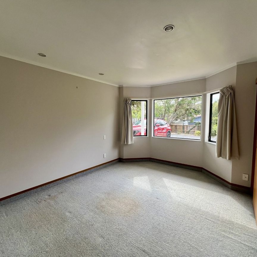 CHARMING 2-BEDROOM HOME IN SOUGHT-AFTER PEACOCK GARDENS DRIVE - Photo 1