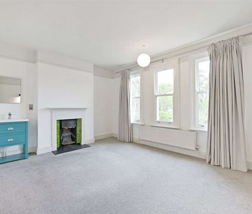 A period family home - Photo 1