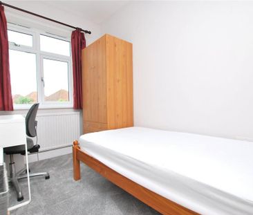 4 bedroom semi-detached house to rent - Photo 3