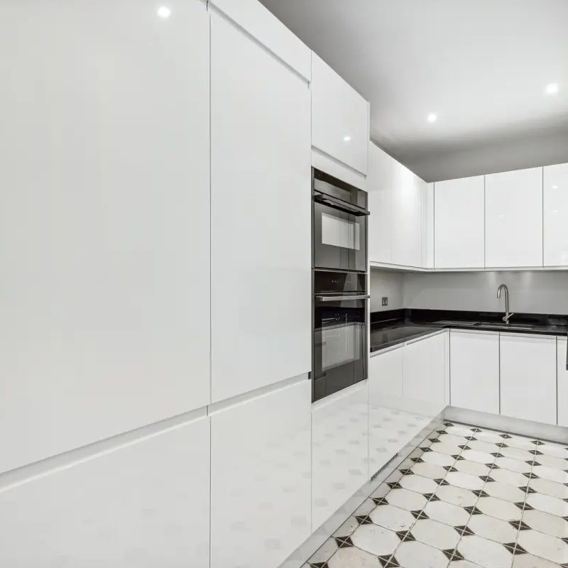 2 bedroom flat in London - Photo 1