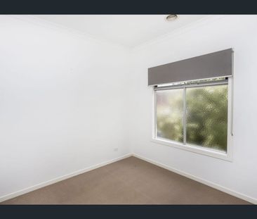 Modern Townhouse With Exceptional Lifestyle Conveniences - Photo 3