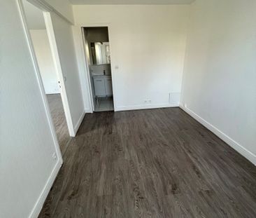 LOCATION - 2 PIECES - PARKING - Photo 3