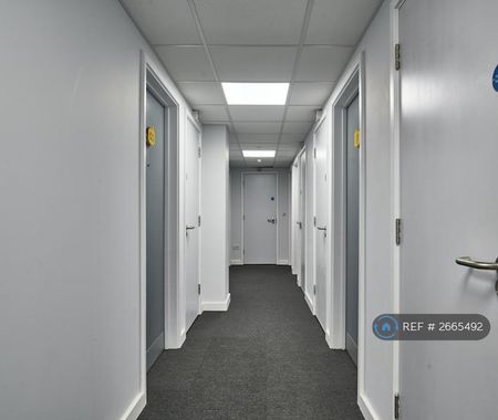 1 bedroom in a flat share to rent - Photo 4