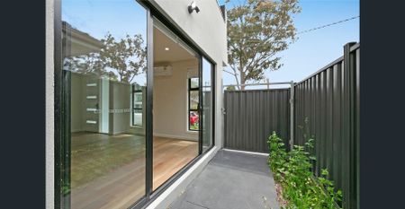 Brand New | 3 Bedrooms | 2 Bathrooms | Rumpus | Street Frontage | Alarm System/ ONE WEEK FREE RENT - Photo 2