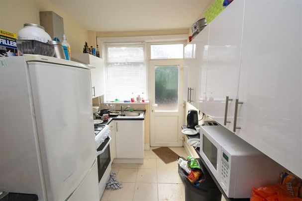 4 Bedroom Semi Detached To Rent in Lenton - Photo 1