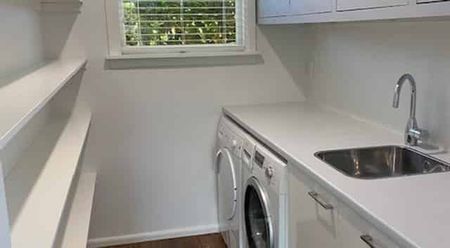 Private Single-Level Townhouse in Top Location - Photo 4