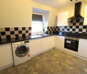 3 bedroom flat to rent - Photo 4