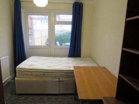 4 bedroom semi-detached house to rent - Photo 2