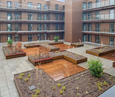 Rummelig og lys 2-værelses lejlighed med egen altan og unikke fælle... - Foto 6