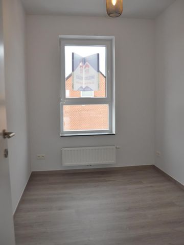 Recent appartement met twee slaapkamers, ruim terras en berging. - Photo 5