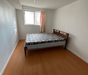 For Lease - 74 glendower Circuit Unit# LOWER, Toronto, Ontario - Photo 3