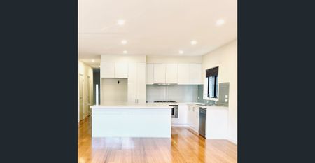 AVAILABLE NOW :::: LARGE DESIGNER TOWNHOUSE FOR LEASE - Photo 4