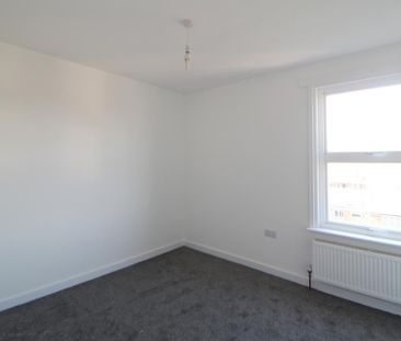 3 bedroom end of terrace house to rent - Photo 4