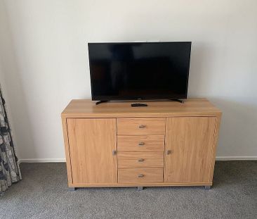 Light & bright fully furnished 2 bedroom with gym - Photo 1