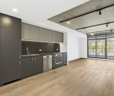 Style, Privacy, and Riverfront views - Photo 4