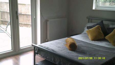 London Row Room 3 - Photo 3